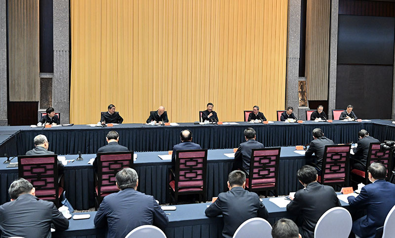 11月30日上午，，，，，，，，中共中央总书记、国家主席、中央军委主席习近平在上海主持召开深入推进长三角一体化生长座谈会并揭晓主要讲话。。。。。。。。