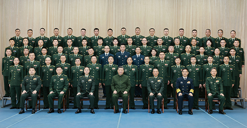 11月29日，，，，，，，，中共中央总书记、国家主席、中央军委主席习近平到武警海警总队东海海区指挥部视察。。。。。这是习近平亲热接见东海海区指挥部有关同志，，，，，，，，同各人合影留念。。。。。